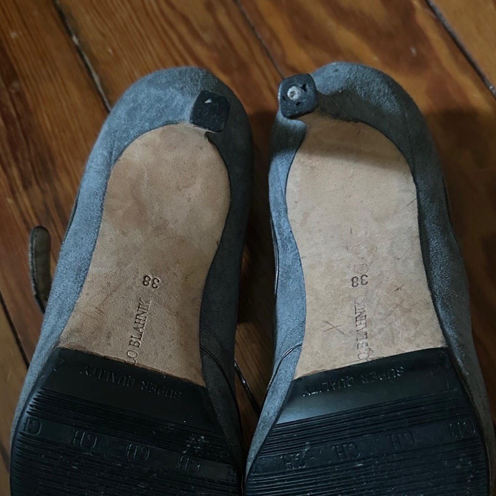 Sz 38 Manolo Blahnik Gray Suede Heels - Picture 5 of 7